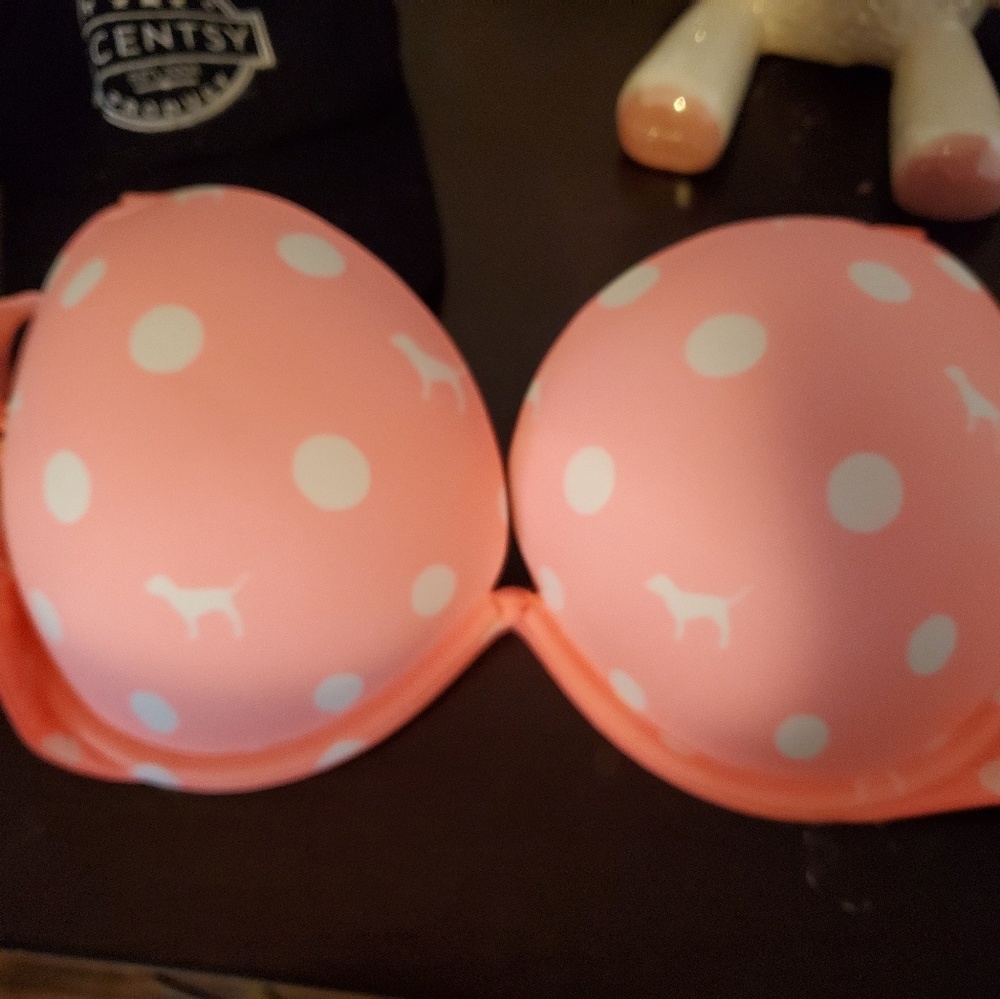2 Victoria secret bras